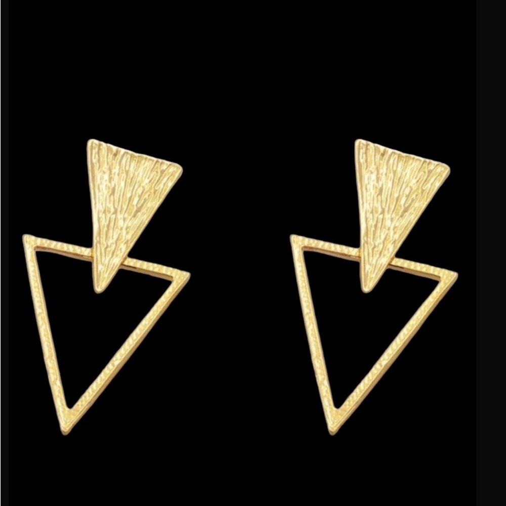 💰Bundle 3 for $15 Deal 💰💰

Gold Triangle Earrings Price Firm unless bundled